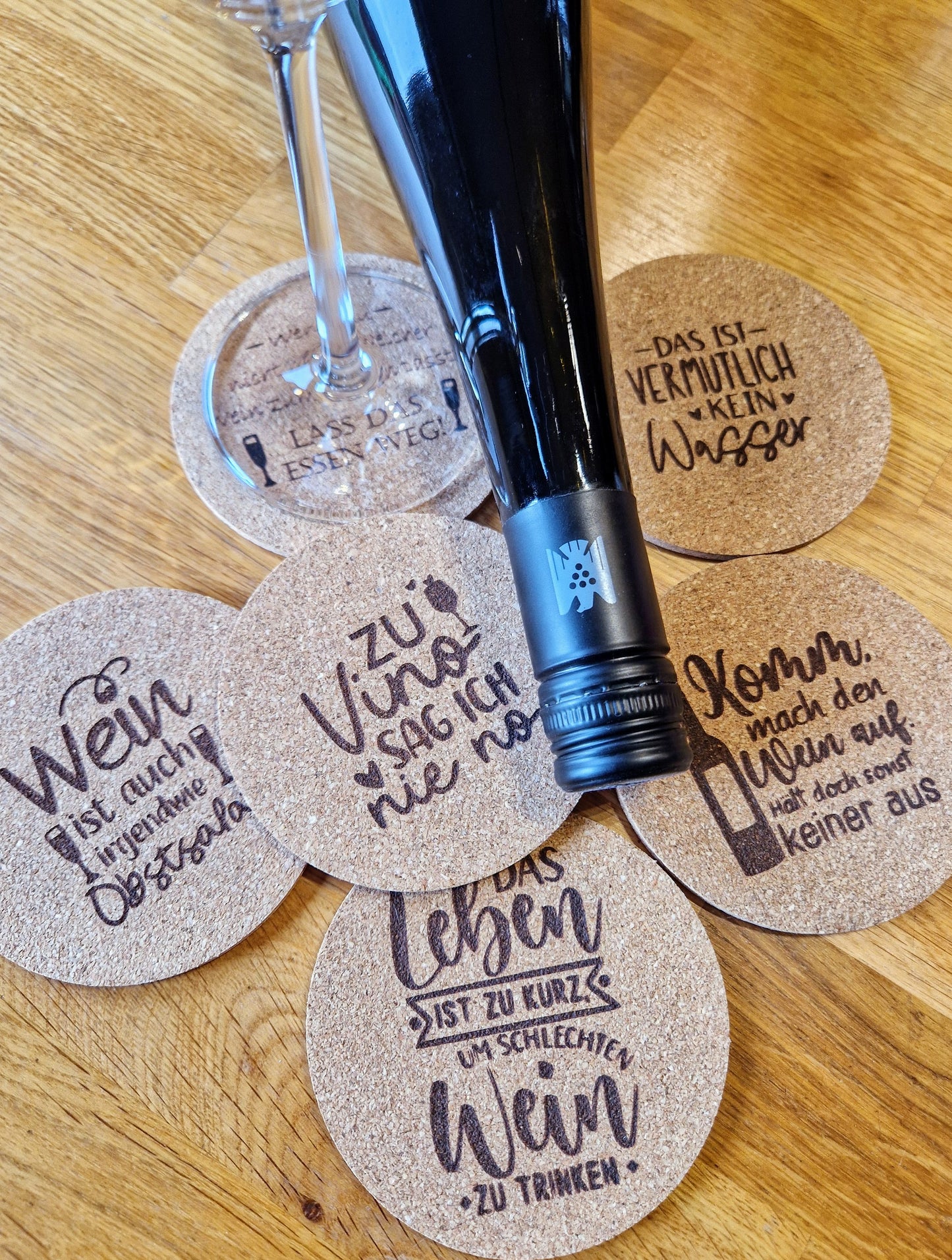 Kork-Untersetzer mit Wein-Motiven – Humor trifft Heimat!