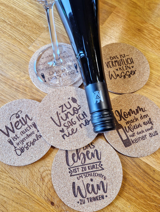 Kork-Untersetzer mit Wein-Motiven – Humor trifft Heimat!